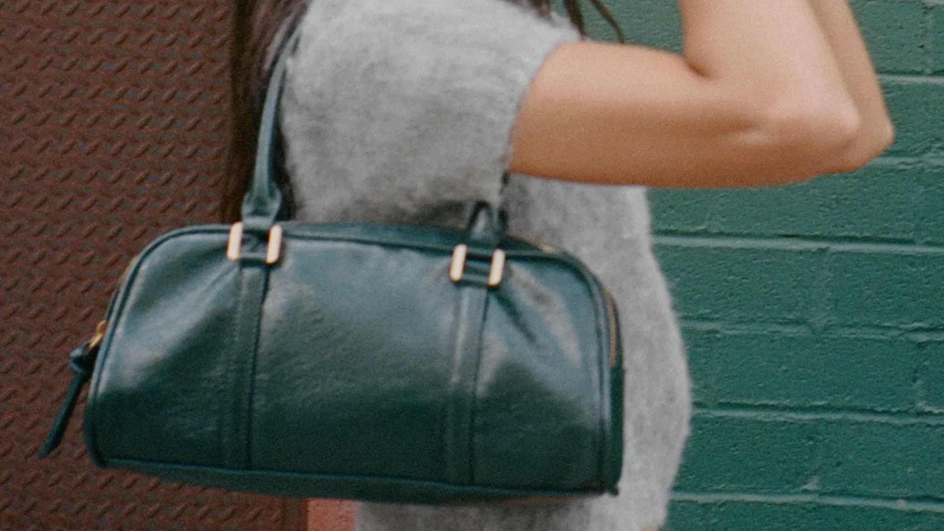 Modelo de zara con bolso tipo bowling.