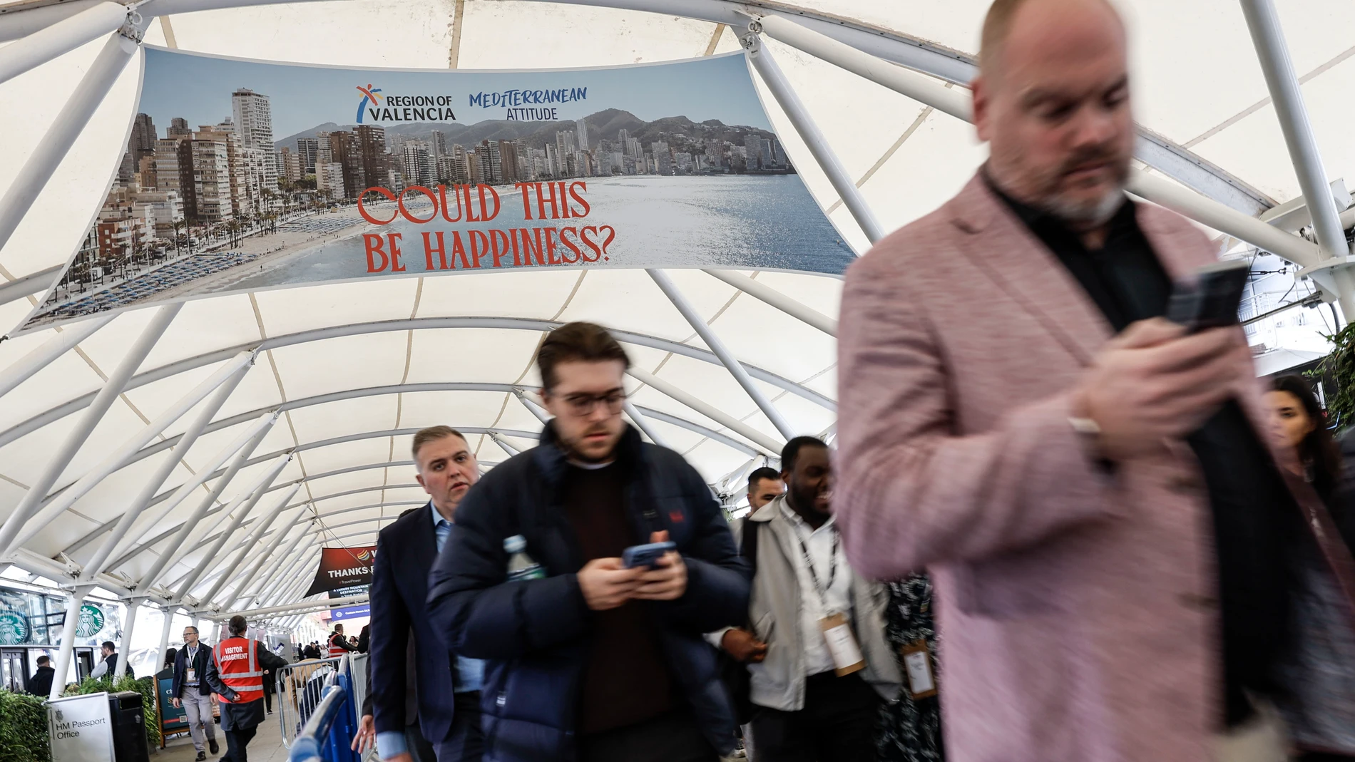 GRAFCVA209. LONDRES, 05/11/2025.- Una veintena de medios de comunicación británicos han acudido este miércoles a la presentación de la oferta turística de la Comunitat Valenciana en la feria World Travel Market (WTM) de Londres, una de las más importantes del sector en el panorama internacional. EFE/Kai Försterling