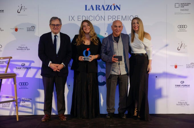 Anna Torrents acompañó a María Guardiola y Francisco Marhuenda para entregar el premio a Pere Castells Anna Torrents acompañó a María Guardiola y Francisco Marhuenda para entregar el premio a Pere Castells