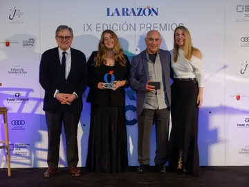 Anna Torrents acompañó a María Guardiola y Francisco Marhuenda para entregar el premio a Pere Castells Anna Torrents acompañó a María Guardiola y Francisco Marhuenda para entregar el premio a Pere Castells