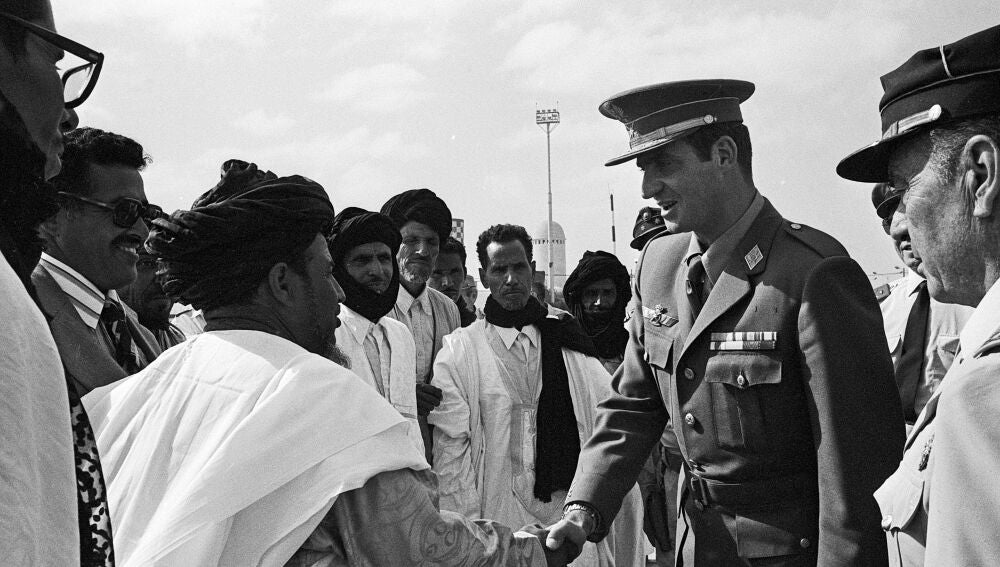 (Foto de ARCHIVO) Juan Carlos de Borbón, Príncipe de España, se despide de las autoridades y los oficiales del ejército en el Aeropuerto Internacional de El Aaiún, poniendo fin a su visita como Jefe de Estado en Funciones