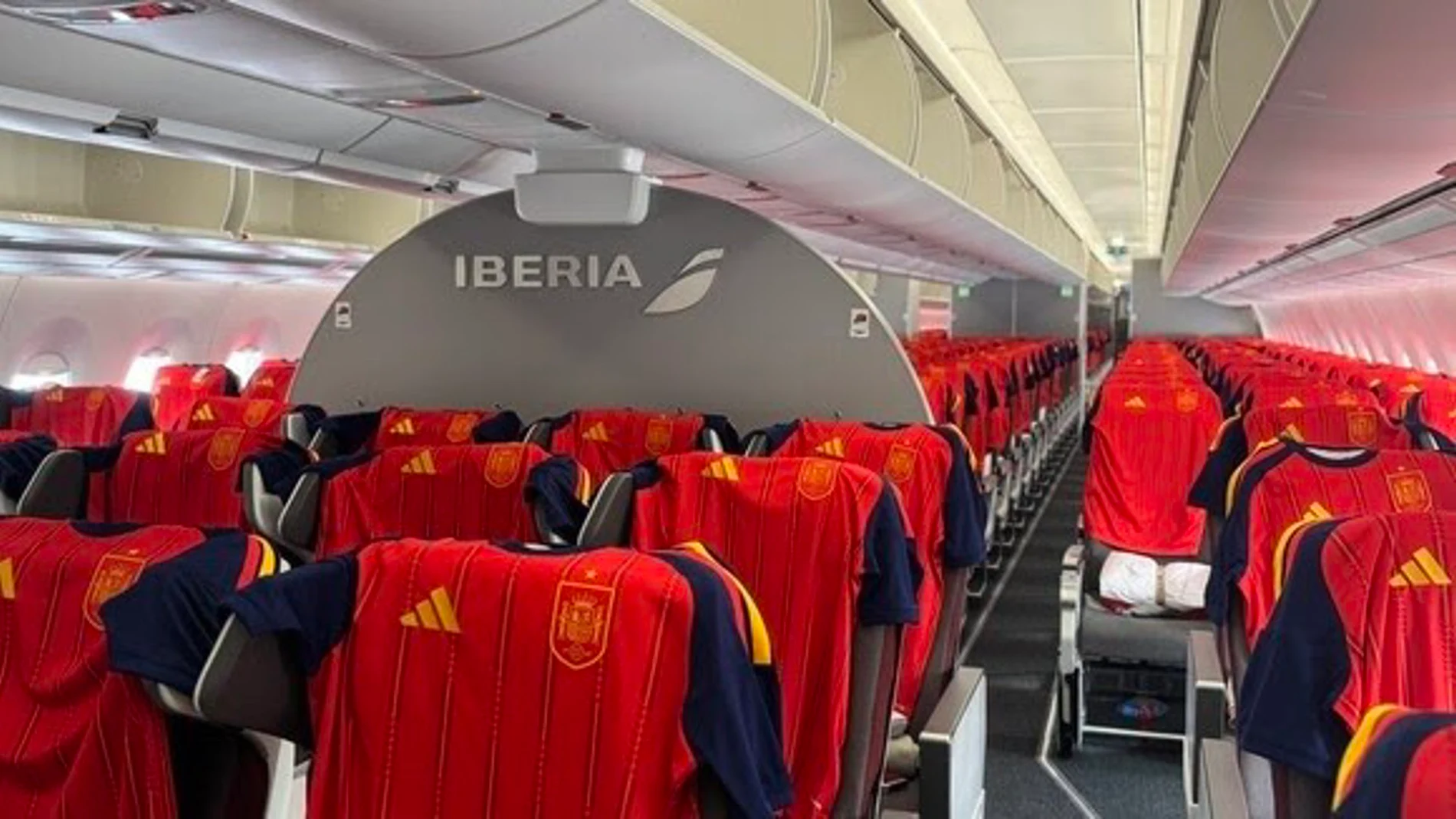 Fútbol.- Iberia regala la nueva camiseta de España para el Mundial a los viajeros de un vuelo a México