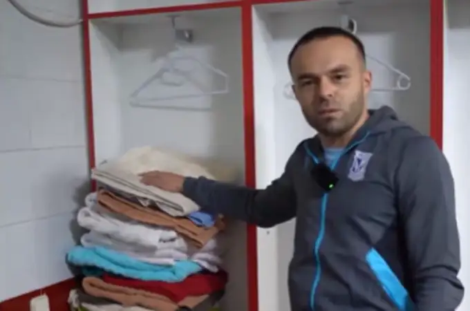 El Lech Poznan, rival del Rayo, muestra el precario estadio de los vestuarios de Vallecas: “Es una reliquia del pasado” El Lech Poznan, rival del Rayo, muestra el precario estadio de los vestuarios de Vallecas: “Es una reliquia del pasado”