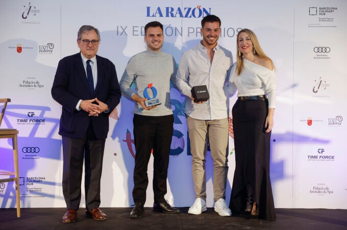 Alejandro Perálvarez y José Antonio Rivero reciben el premio de manos de María Guardiola y Francisco Marhuenda Alejandro Perálvarez y José Antonio Rivero reciben el premio de manos de María Guardiola y Francisco Marhuenda