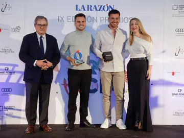 Alejandro Perálvarez y José Antonio Rivero reciben el premio de manos de María Guardiola y Francisco Marhuenda Alejandro Perálvarez y José Antonio Rivero reciben el premio de manos de María Guardiola y Francisco Marhuenda