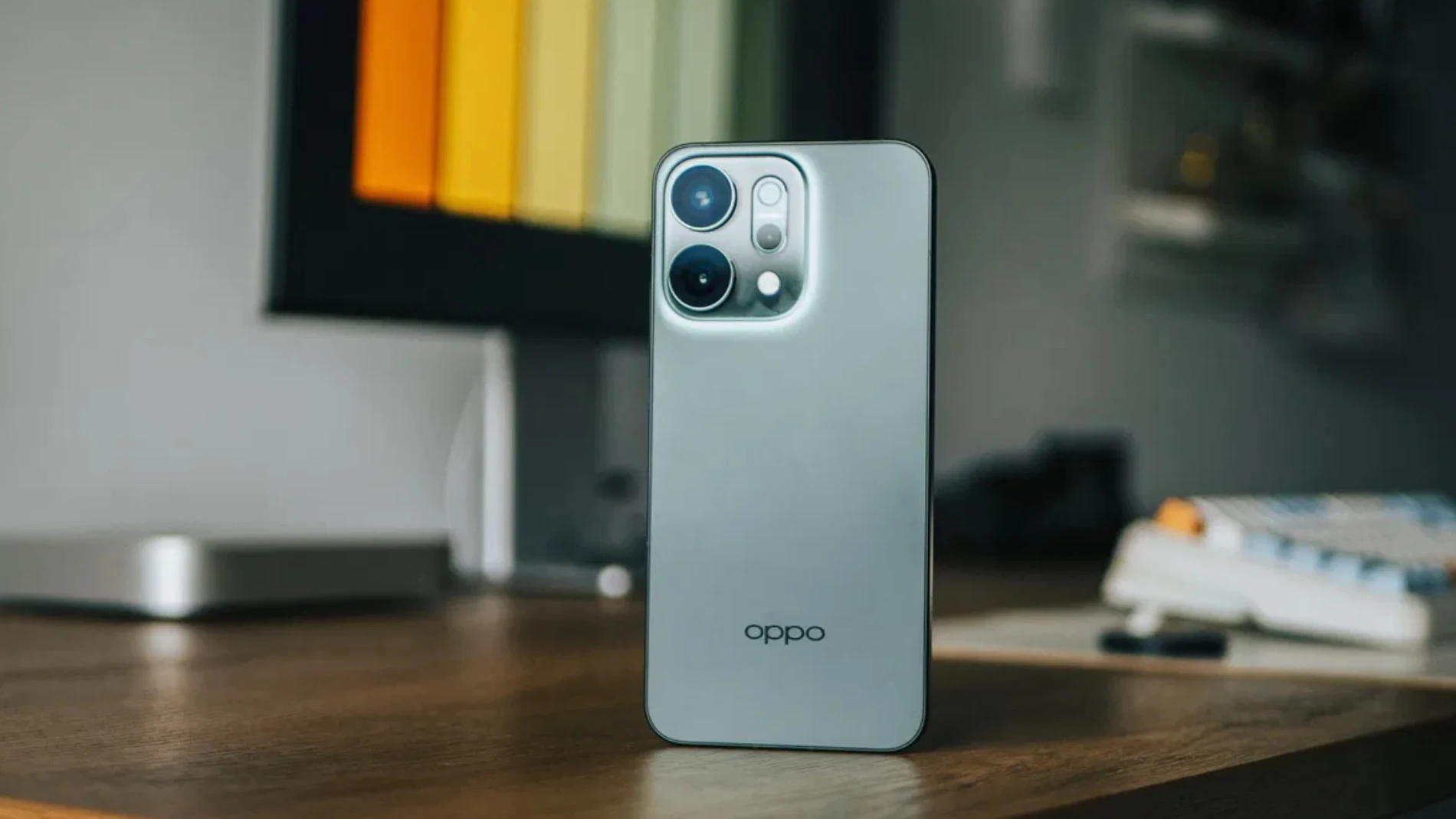 La parte trasera del OPPO Reno14 5G en color verde