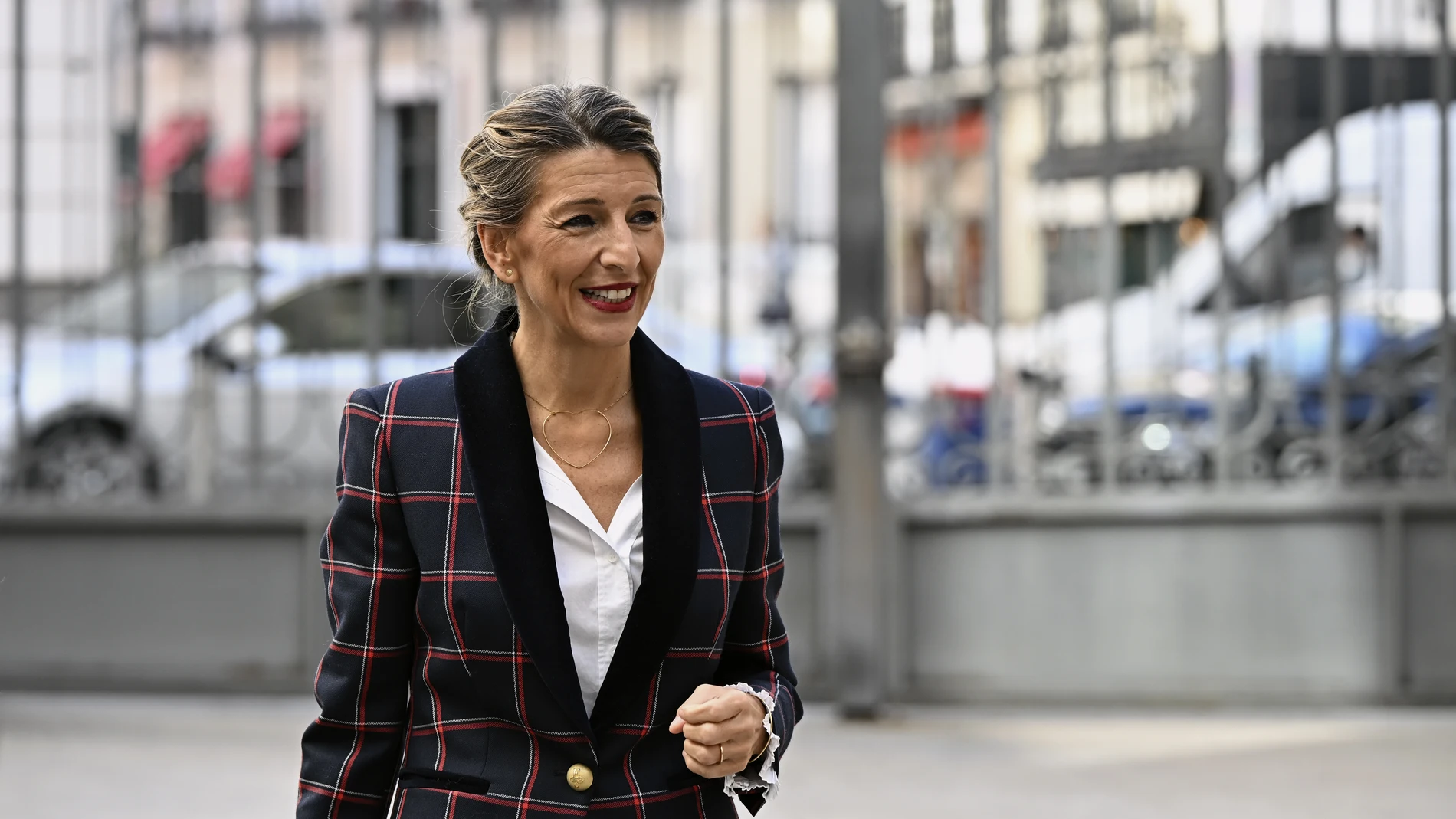 MADRID, 06/11/2025.- La vicepresidenta segunda del Gobierno y ministra de Trabajo y Seguridad Social, Yolanda Díaz, a su llegada a la Comisión de Trabajo donde este jueves comparece para abordar las medidas para la modernización del sistema productivo español, especialmente referidas a la pequeña y mediana empresa, entre otros asuntos. EFE/ Fernando Villar