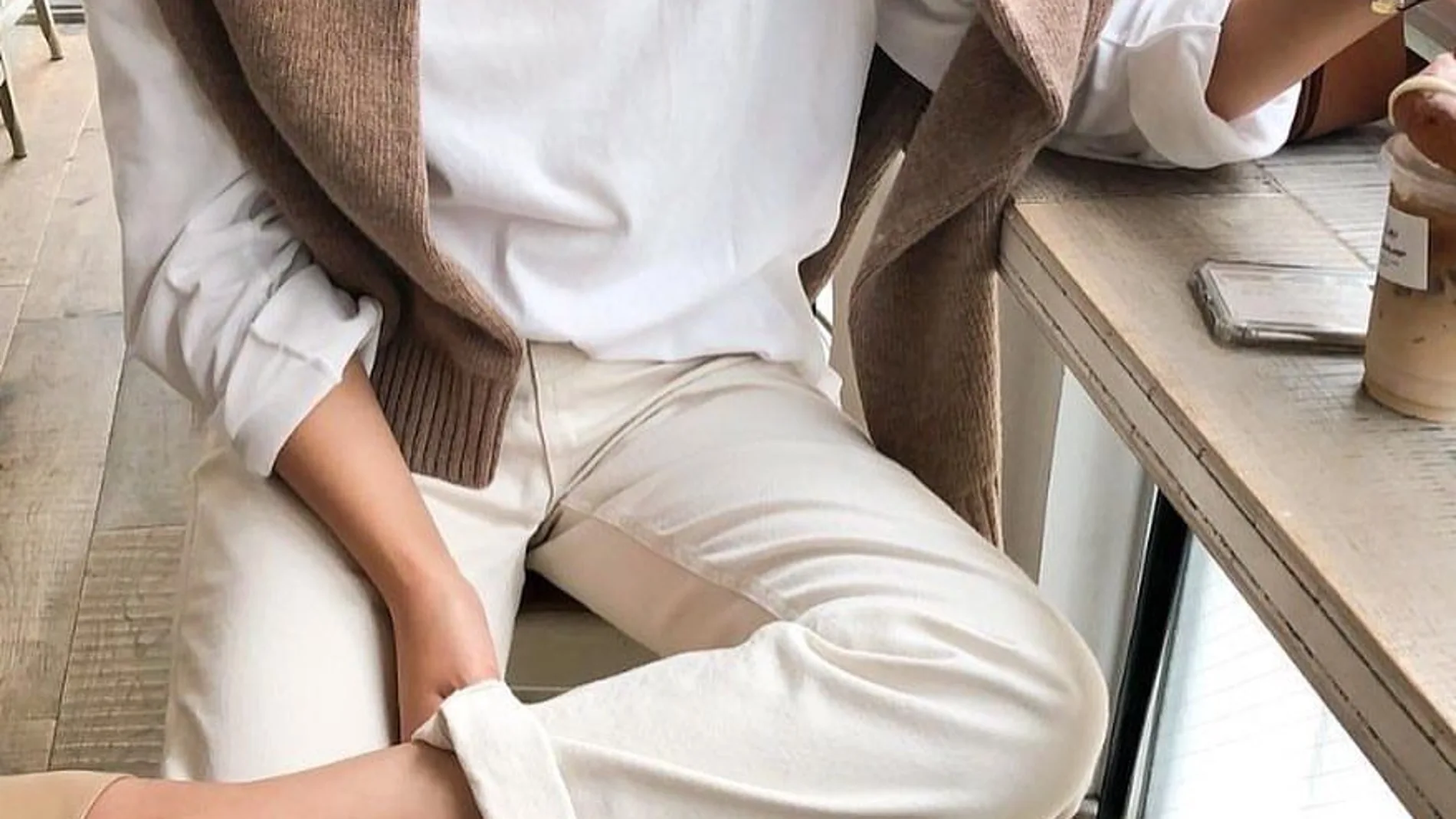 El minimalismo ya no es solo ropa neutra: vuelve su filosofía original que pone a la persona por encima de la prenda