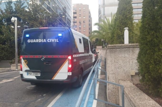 MADRID.-Un hombre admite que degolló a su mujer en Móstoles y pide al tribunal que "por favor" no le enseñe el arma homicida MADRID.-Un hombre admite que degolló a su mujer en Móstoles y pide al tribunal que "por favor" no le enseñe el arma homicida