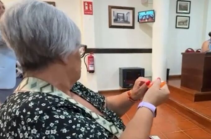 Una vecina estalla contra el alcalde socialista de su ciudad y rompe su carné del partido: "Gracias a usted ya no soy del PSOE”