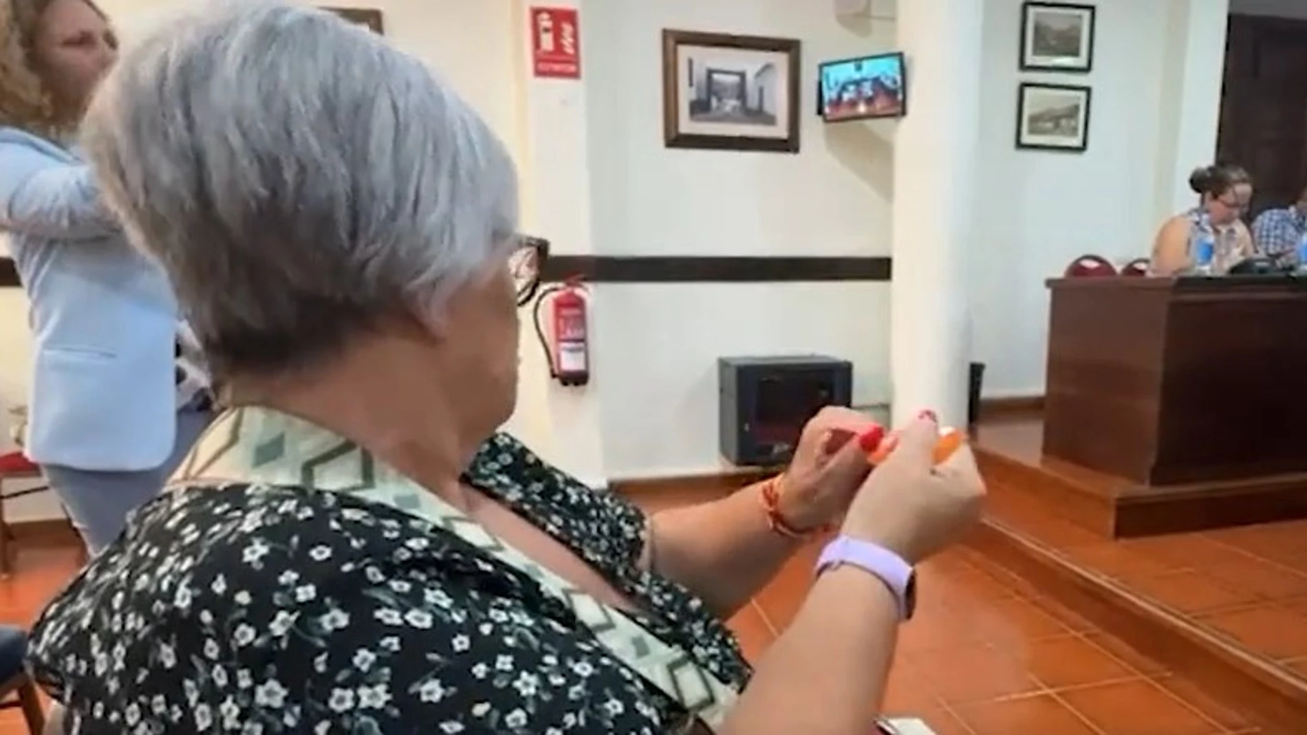 Vecina del municipio de Adeje rompe el carnet de afiliación del PSOE en medio de un pleno