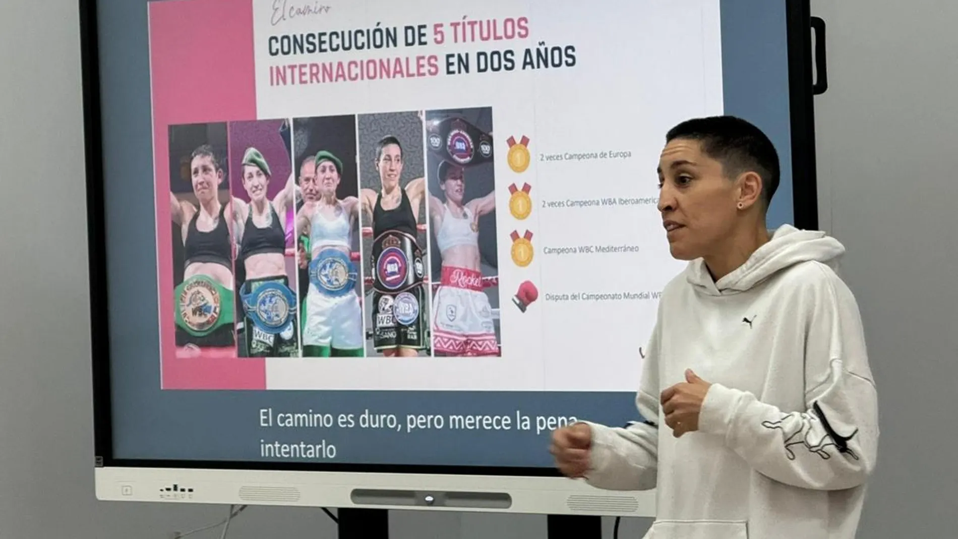 Isa Rivero durante su charla en Nava de la Asunción