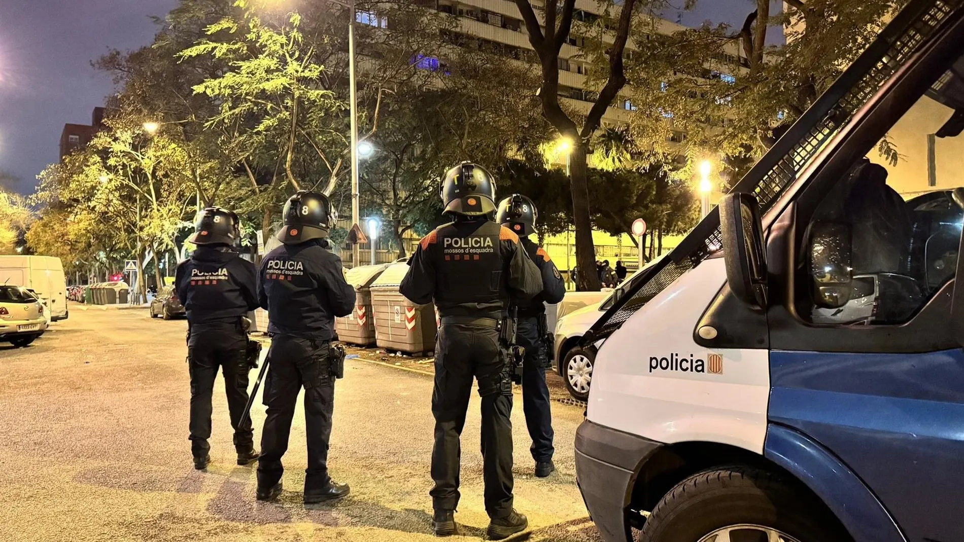 Despliegue de los Mossos tras otro tiroteo en la Mina