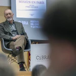El escritor Arturo Pérez Reverte mantiene un encuentro con estudiantes en el marco del Festival del Cine y la Palabra (Cibra)