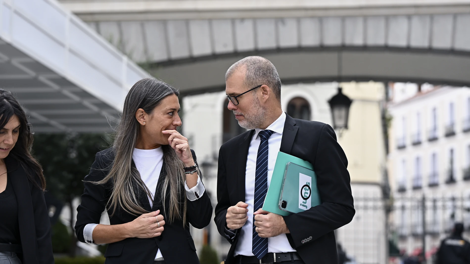 MADRID (ESPAÑA), 06/11/2025.- La portavoz en el Congreso de Junts per Catalunya, Míriam Nogueras (i) junto a los diputados de la formación Josep María Cruset Domènech (d) a su salida del Congreso tras la rueda de prensa de este jueves para analizar el momento que atraviesa la legislatura. EFE/ Fernando Villar