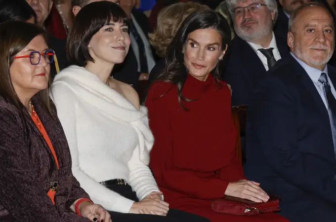 La Reina Letizia se rinde al rojo más elegante en los Premios de Innovación: el vestido de Massimo Dutti que vuelve a ser tendencia La Reina Letizia se rinde al rojo más elegante en los Premios de Innovación: el vestido de Massimo Dutti que vuelve a ser tendencia