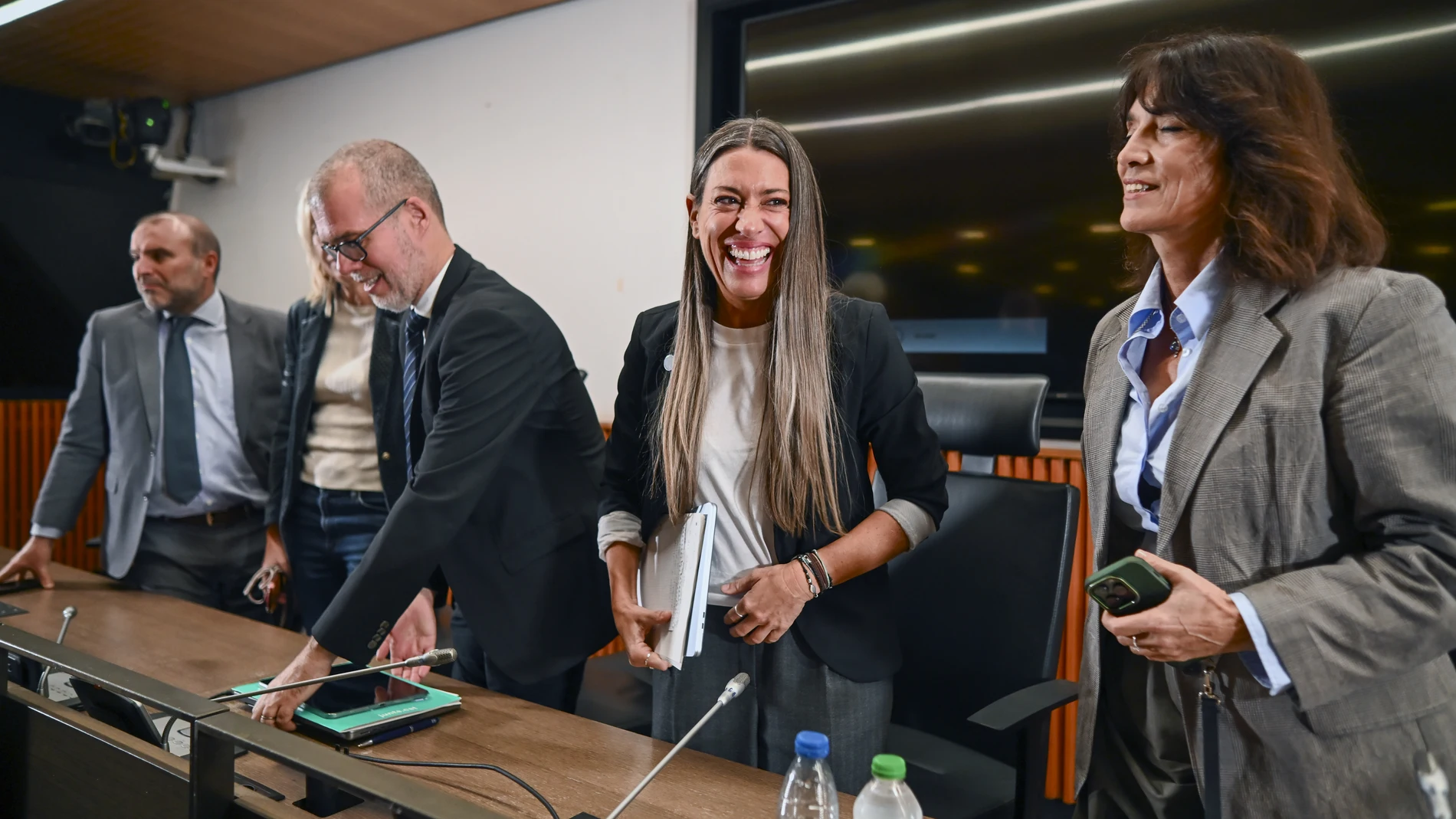 MADRID (ESPAÑA), 06/11/2025.- La portavoz en el Congreso de Junts per Catalunya, Míriam Nogueras (2) junto a los diputados de la formación Josep María Cruset Domènech (c-i) y Pilar Calvo (d) tras la rueda de prensa de este jueves de Junts en el Congreso para analizar el momento que atraviesa la legislatura. EFE/ Fernando Villar