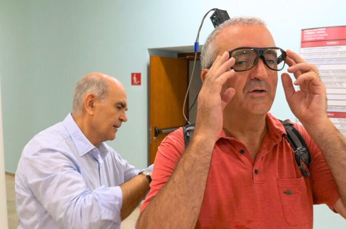 Investigador ajusta las gafas conectadas al implante cerebral que logra crear una "visión" artificial Investigador ajusta las gafas conectadas al implante cerebral que logra crear una "visión" artificial
