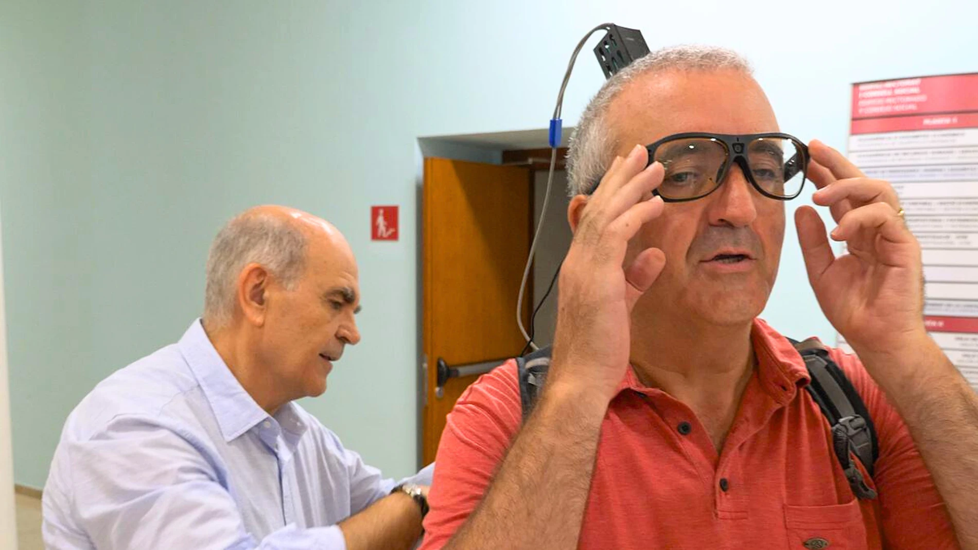 Investigador ajusta las gafas conectadas al implante cerebral que logra crear una "visión" artificial