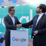 El consejero de Industria, Jorge Paradela, y el director de Políticas Públicas y Relaciones Institucionales de Google Iberia, Miguel Escassi, 