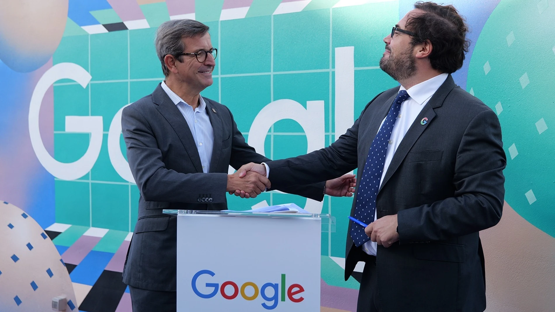 El consejero de Industria, Jorge Paradela, y el director de Políticas Públicas y Relaciones Institucionales de Google Iberia, Miguel Escassi,