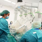 Los especialistas, durante una intervención de cáncer de próstata