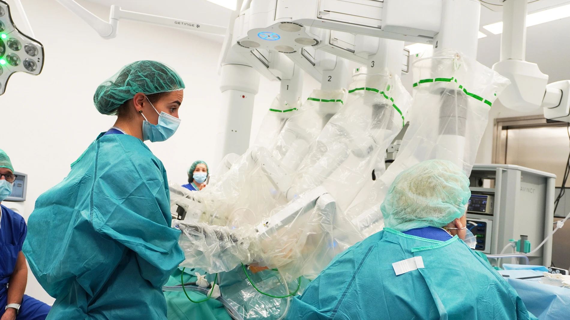 Los especialistas, durante una intervención de cáncer de próstata