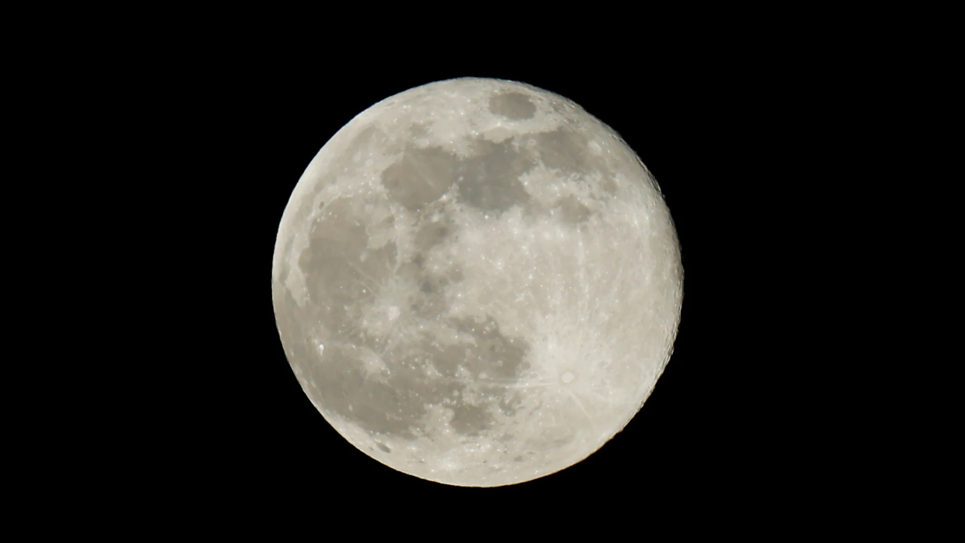 MEX7909. GUADALAJARA (MÉXICO), 05/11/2025.- Fotografía que muestra la luna llena este miércoles, en Guadalajara (México). La superluna es un fenómeno que ocurre por lo menos cuatro veces al año, en su fase llena, la luna coincide con el punto de la órbita elíptica que recorre un cuerpo natural o artificial más próximo alrededor de la Tierra. EFE/ Francisco Guasco