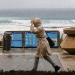 Una persona camina por el paseo marítimo de A Coruña.