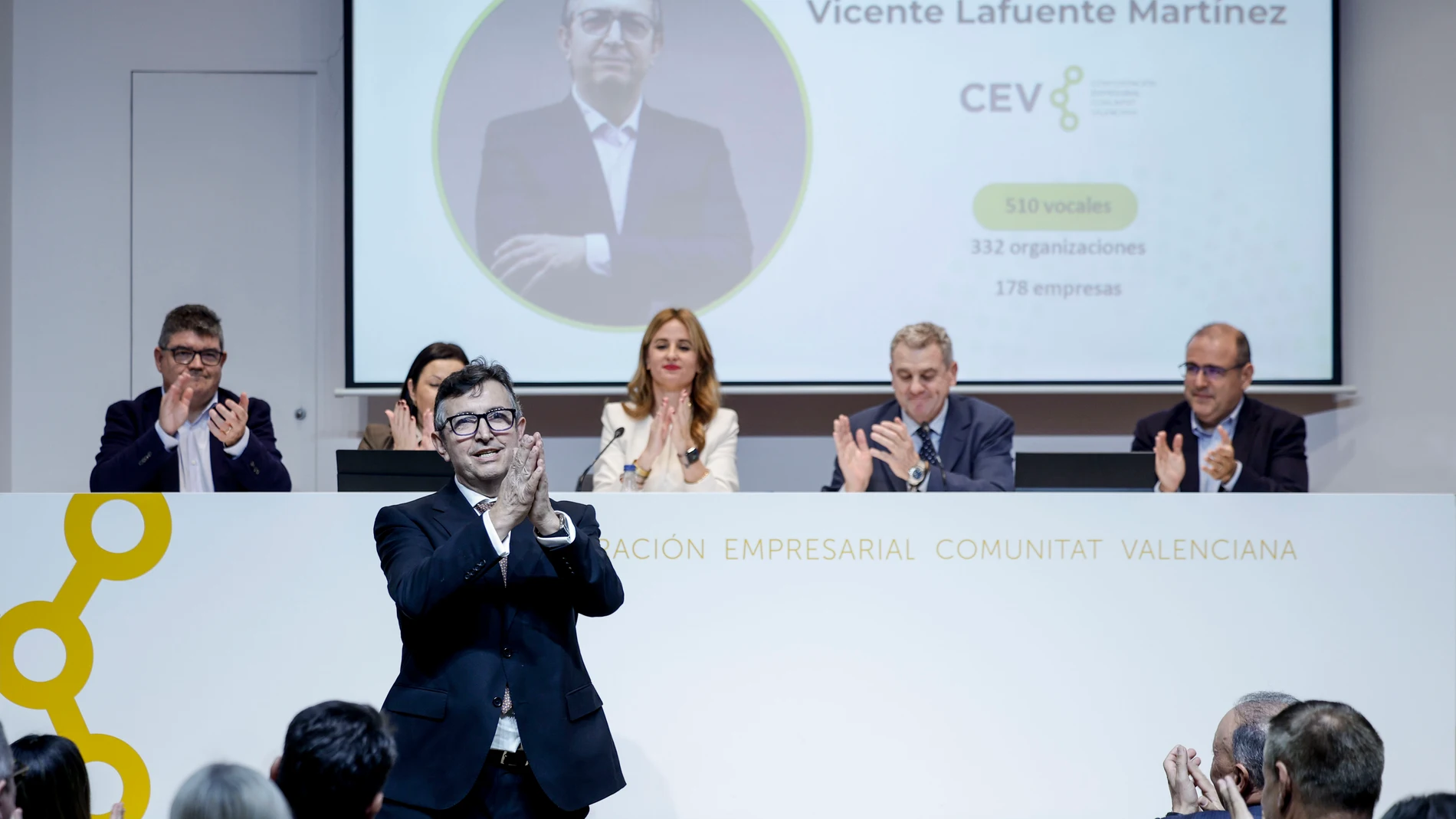 VALÈNCIA, 06/11/2025.- La Confederación Empresarial de la Comunitat Valenciana (CEV) celebra su asamblea electoral en la que se elegirá al nuevo presidente de la CEV para los próximos cuatro años, cargo al que aspira únicamente el presidente de la Federación Empresarial Metalúrgica (Femeval), Vicente Lafuente, para sustituir a Salvador Navarro, así como a los presidentes de CEV Alicante, CEV Castellón y CEV Valencia. En la imagen, Lafuente agradece el apoyo a la asamblea tras sus elección. EF...