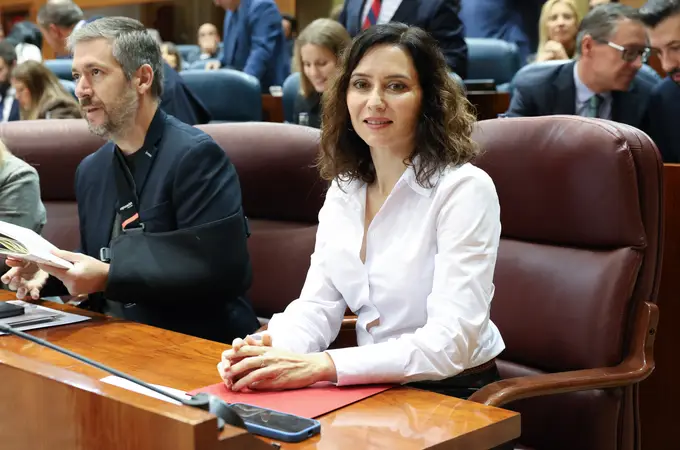 El look de despacho (muy calculado) de Isabel Díaz Ayuso en la Asamblea: camisa blanca y falda sevillana que marca su estilo El look de despacho (muy calculado) de Isabel Díaz Ayuso en la Asamblea: camisa blanca y falda sevillana que marca su estilo