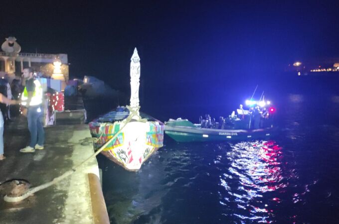 Llega a El Hierro el mayor cayuco rescatado en Canarias en 2025 con 248 personas a bordo, entre ellos siete bebés