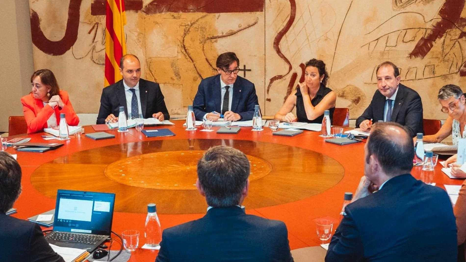 Adiós a la cita previa y llega el derecho al error: así es la reforma de la administración que se aprobó ayer en el Parlament de Cataluña