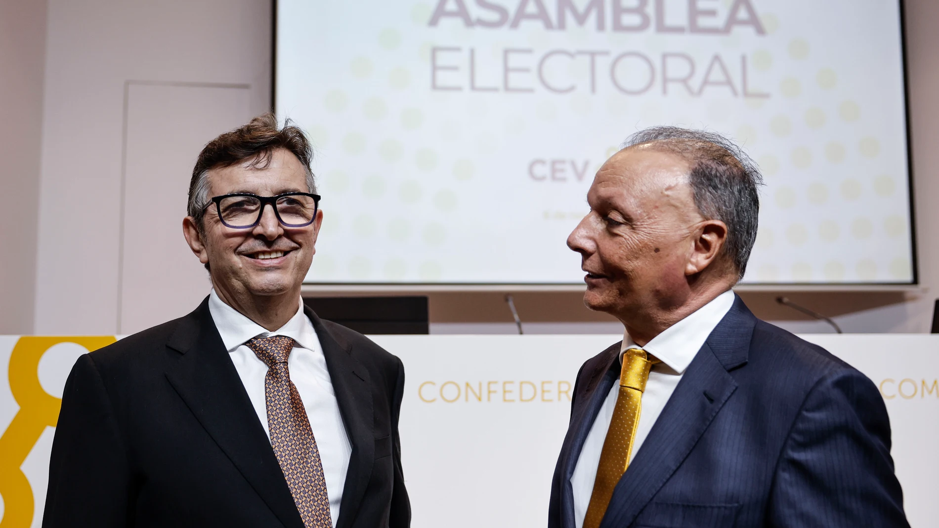 VALÈNCIA, 06/11/2025.- La Confederación Empresarial de la Comunitat Valenciana (CEV) celebra su asamblea electoral en la que se elegirá al nuevo presidente de la CEV para los próximos cuatro años, cargo al que aspira únicamente el presidente de la Federación Empresarial Metalúrgica (Femeval), Vicente Lafuente, para sustituir a Salvador Navarro, así como a los presidentes de CEV Alicante, CEV Castellón y CEV Valencia. En la imagen Lafuente y Navarro. EFE/Biel Aliño