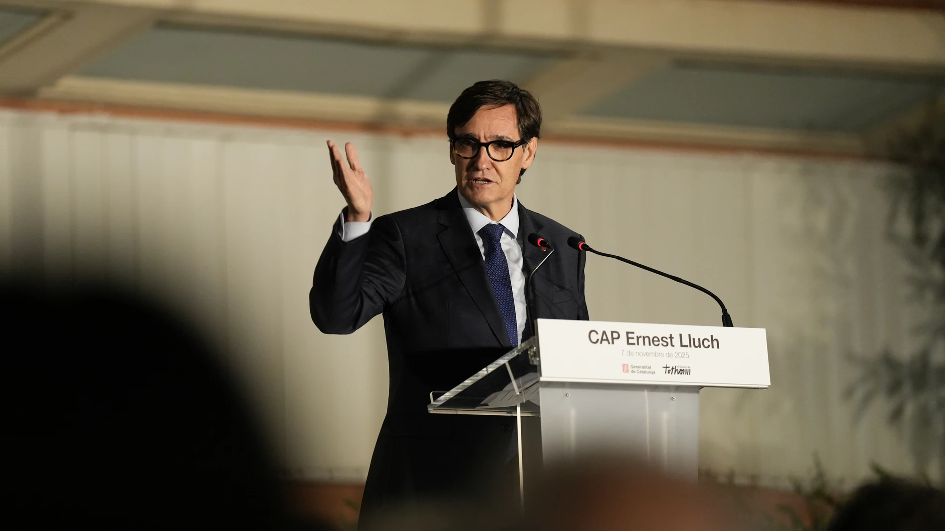 El president de la Generalitat, Salvador Illa, interviene durante el cambio de nombre del CAP Les Corts como CAP Ernest Lluch, 7 de noviembre de 2025, en Barcelona, Catalunya (España). El antiguo centro de atención primaria Les Corts, situado en el distrito de Les Corts de Barcelona, ha pasado a denominarse CAP Ernest Lluch como homenaje a Ernest Lluch, exministro de Sanidad asesinado en 2000. 07 NOVIEMBRE 2025;CAP;ERNEST LLUCH;PRESIDENT;LES CORTS;CATALUÑA;MEDICINA; David Zorrakino / Europa...