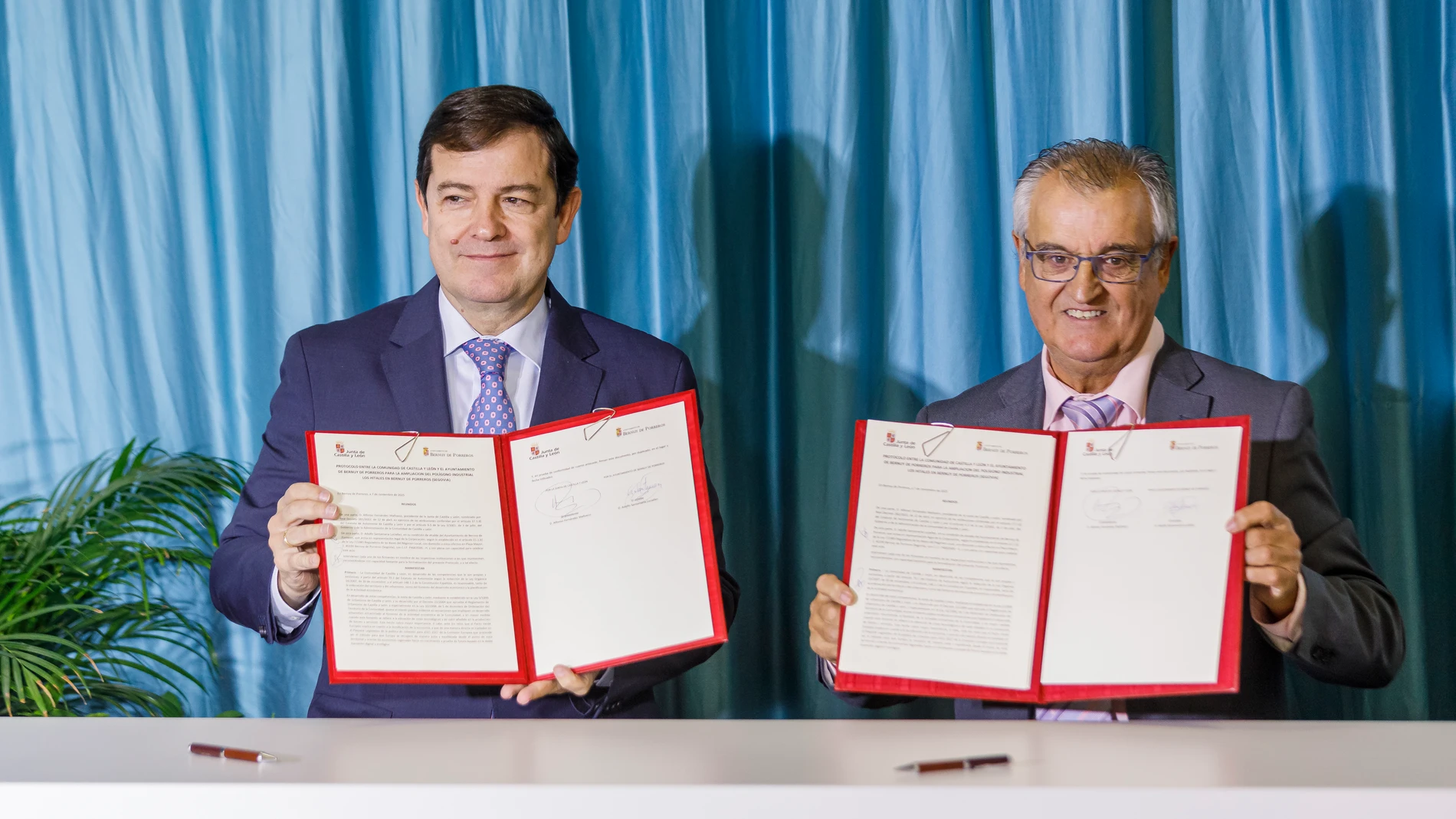 El presidente de la Junta de Castilla y León, Alfonso Fernández Mañueco; junto al alcalde de Bernuy de Porreros, Adolfo Santamaría; firma el protocolo entre la Comunidad de Castilla y León y el Ayuntamiento de Bernuy de Porreros para la ampliación del Polígono Industrial 'Los Hitales'