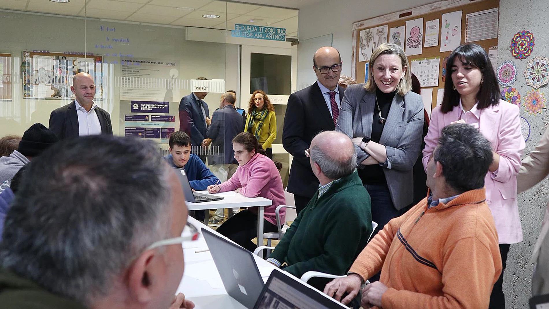 La vicepresidenta de la Junta de Castilla y León y consejera de Familia e Igualdad de Oportunidades, Isabel Blanco, visita el Centro de Día de Benavente de Fundación Intras.
