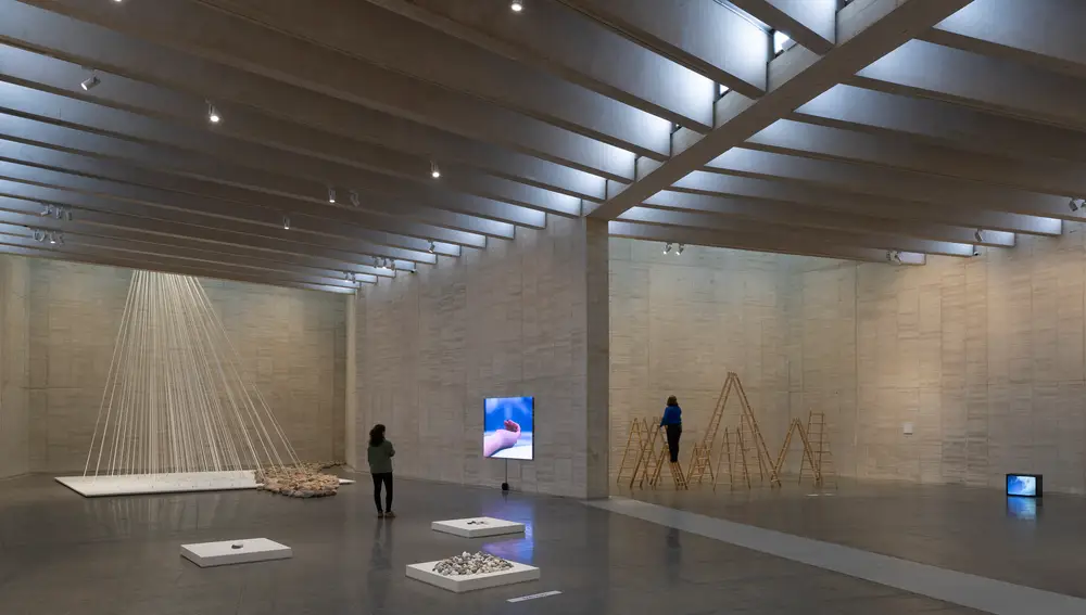 La exposición contiene más de 80 obras de Yoko Ono