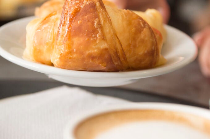 Esto es lo que le pasa a tu cuerpo si solo desayunas un café y un bollo Esto es lo que le pasa a tu cuerpo si solo desayunas un café y un bollo