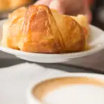 Esto es lo que le pasa a tu cuerpo si solo desayunas un café y un bollo