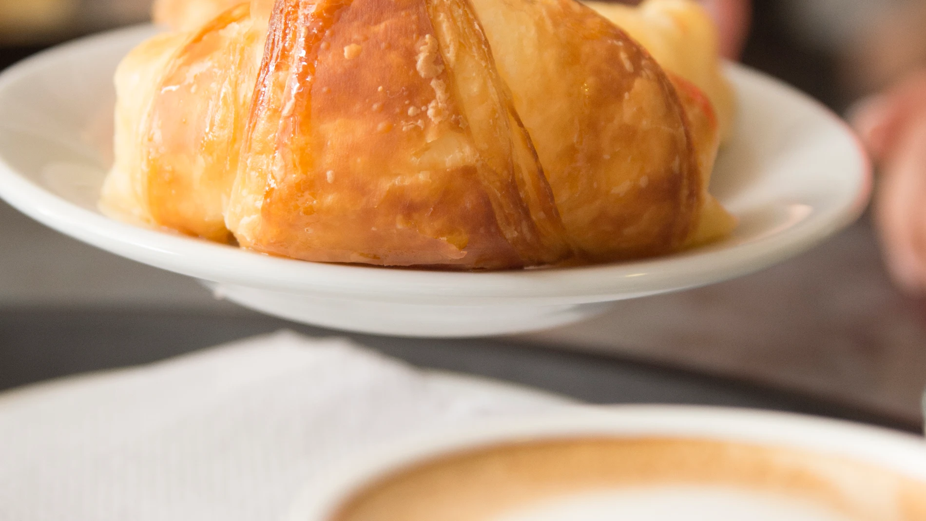 Esto es lo que le pasa a tu cuerpo si solo desayunas un café y un bollo