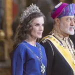 El frizz real: la Reina Letizia y su batalla (glamurosa) contra la humedad en la cena de gala con el sultán de Omán