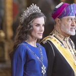 El frizz real: la Reina Letizia y su batalla (glamurosa) contra la humedad en la cena de gala con el sultán de Omán