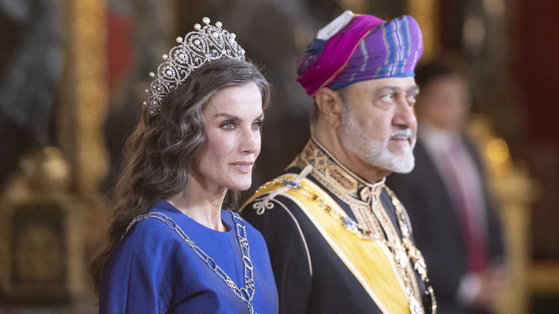 El frizz real: la Reina Letizia y su batalla (glamurosa) contra la humedad en la cena de gala con el sultán de Omán