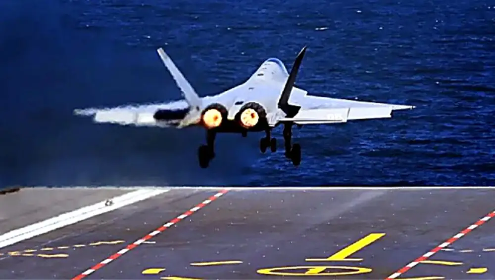Un caza furtivo J-35 despegando desde el Fujian.