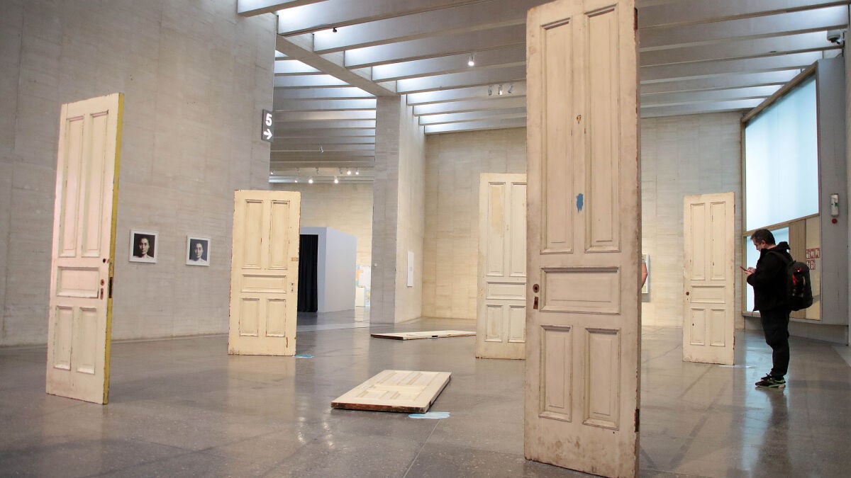 La emisión de 'Imagine', codirigida con Lennon, complementa la muestra de Yoko Ono en León