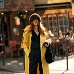 Influencer con gorro de pelo en la Semana de la Moda de París.