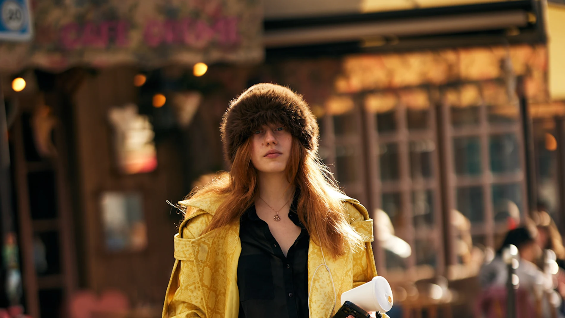 Influencer con gorro de pelo en la Semana de la Moda de París.
