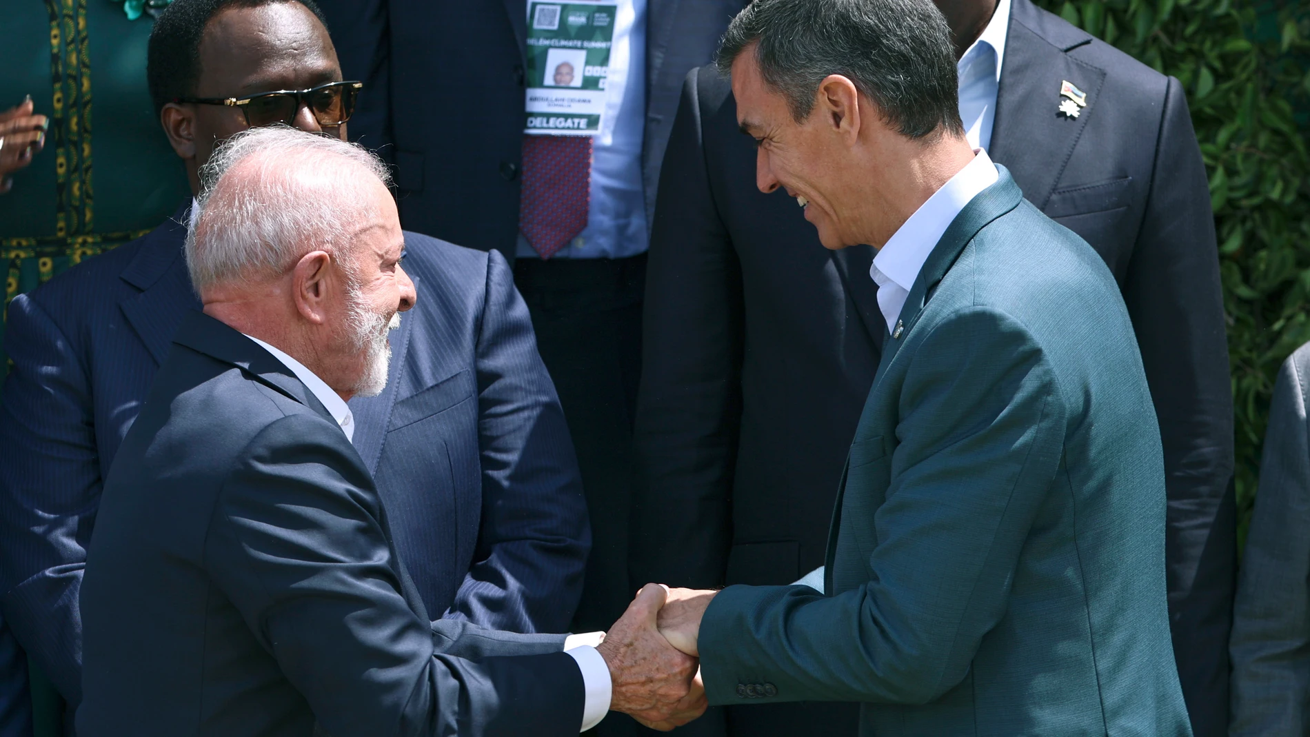 AME6401. BELÉM (BRASIL), 07/11/2025.- El presidente de Brasil, Luiz Inácio Lula da Silva (i), saluda al presidente del Gobierno de España, Pedro Sanchéz (d) durante la foto de familia este viernes, en el Centro de Convenciones Hangar en Belém (Brasil). La escasa presencia de líderes latinoamericanos en la cumbre de jefes de Estado y de Gobierno de la COP30, que se lleva a cabo en la ciudad amazónica de Belém, ha llamado la atención en el evento que culmina este viernes y cuyo anfitrión este a...