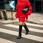 Influencer con botas negras en la Semana de la Moda de París.